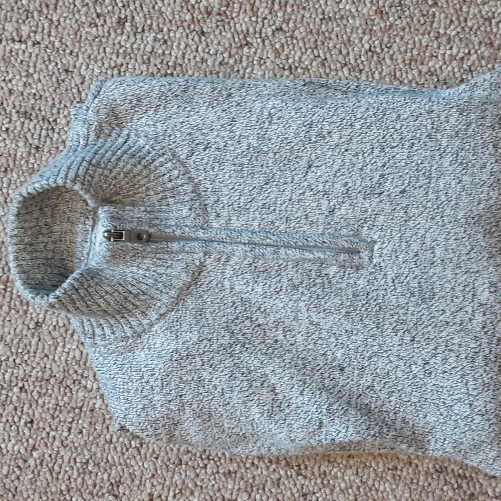 Men's 1/4 zip lightweight sweater.   Gray mottled design